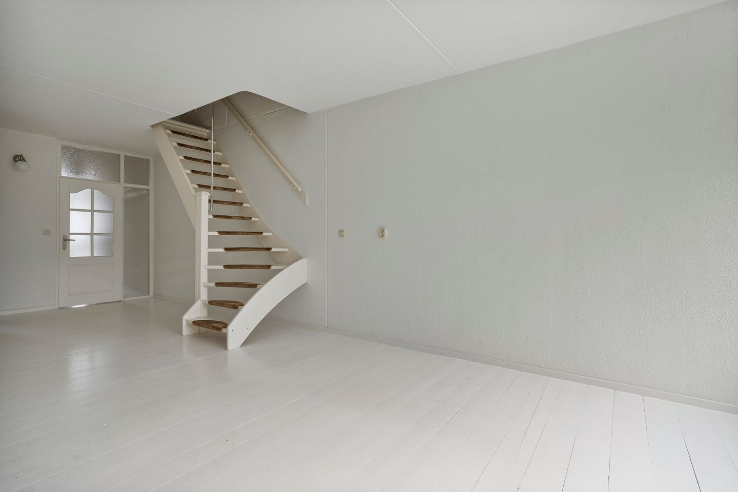 Eye-catching terraced house with private parking and deep backyard — 35