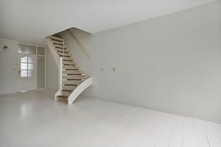 Eye-catching terraced house with private parking and deep backyard — 34