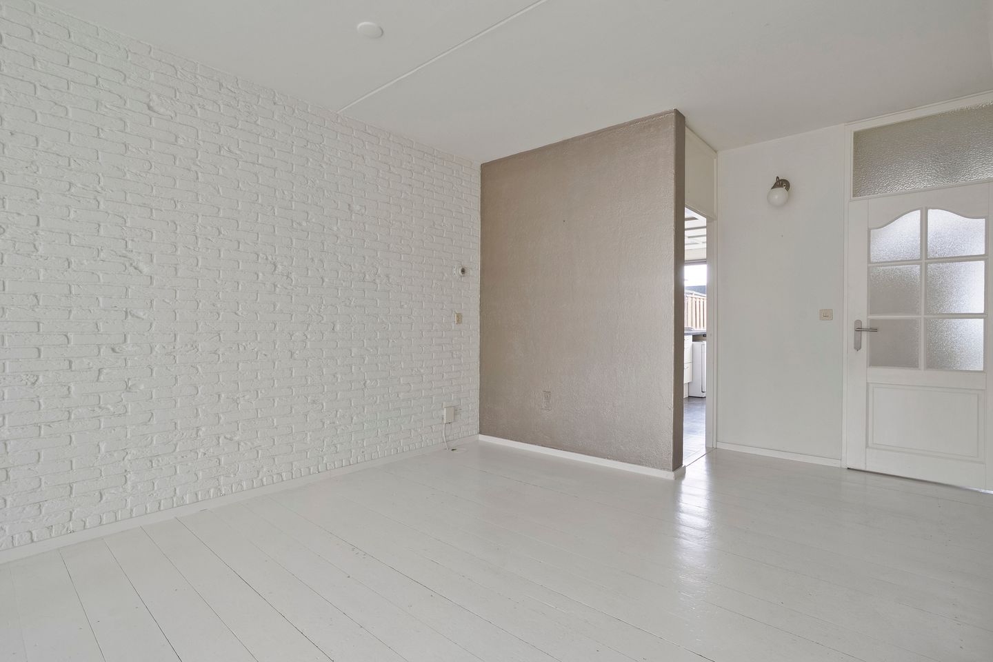 Eye-catching terraced house with private parking and deep backyard — 37
