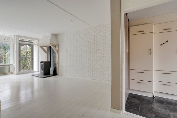 Eye-catching terraced house with private parking and deep backyard — 38