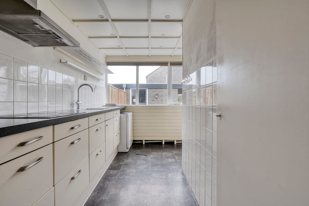 Eye-catching terraced house with private parking and deep backyard — 41