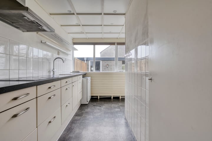 Eye-catching terraced house with private parking and deep backyard — 40