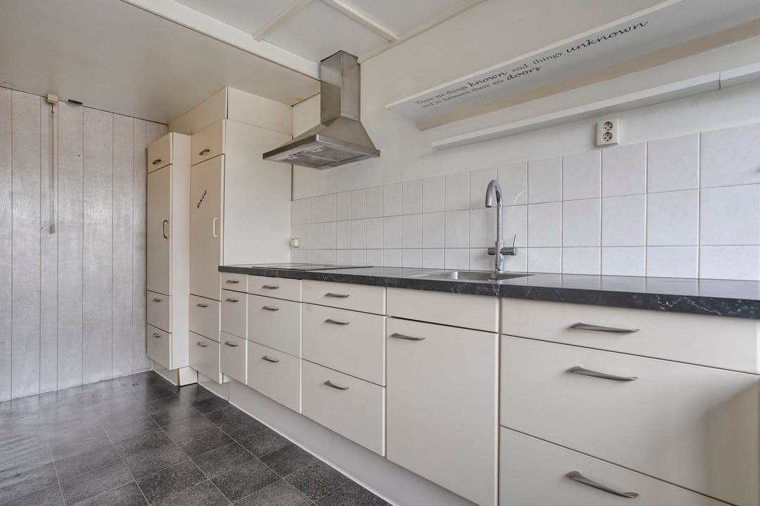 Eye-catching terraced house with private parking and deep backyard — 43