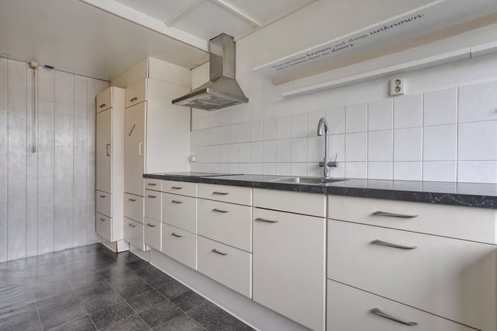 Eye-catching terraced house with private parking and deep backyard — 42