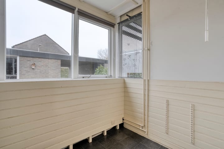 Eye-catching terraced house with private parking and deep backyard — 44