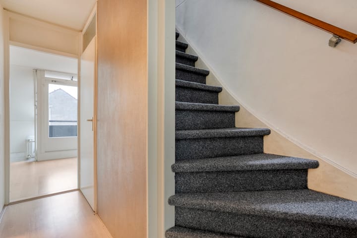 Eye-catching terraced house with private parking and deep backyard — 46