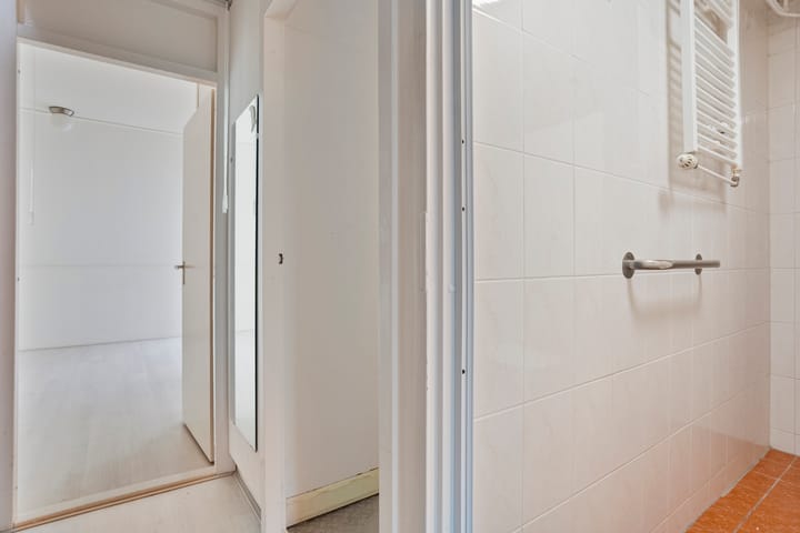 Eye-catching terraced house with private parking and deep backyard — 48