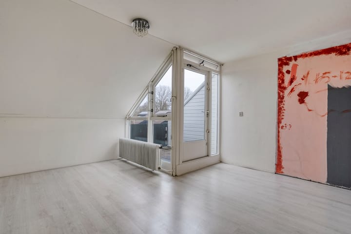 Eye-catching terraced house with private parking and deep backyard — 50