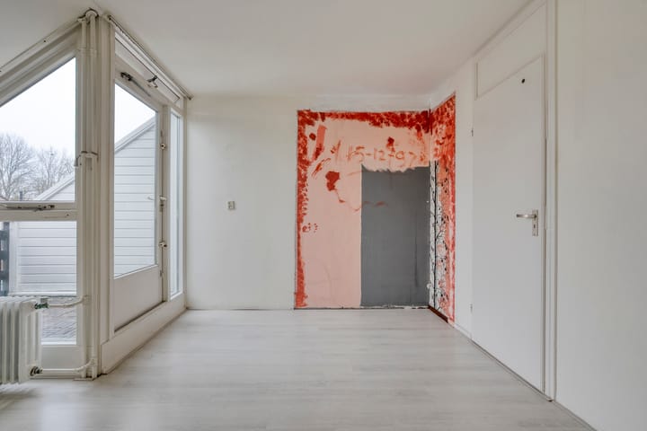 Eye-catching terraced house with private parking and deep backyard — 52