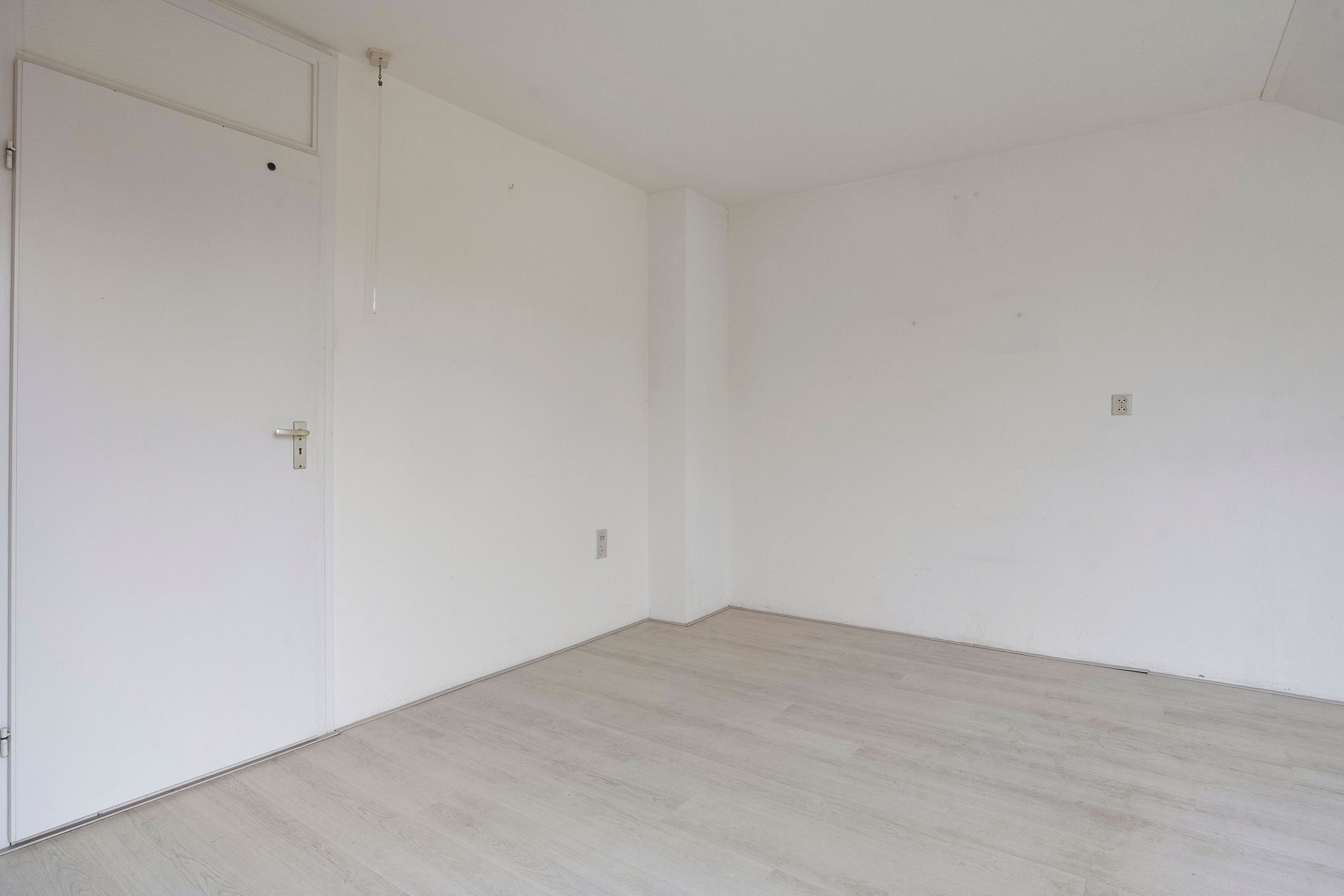 Eye-catching terraced house with private parking and deep backyard — 51