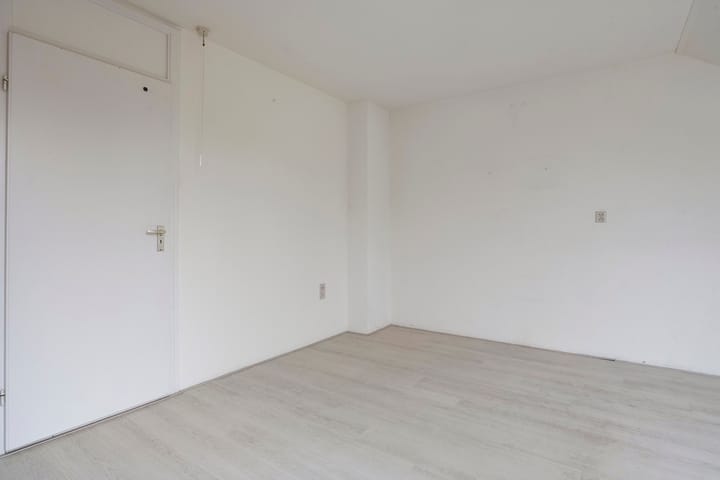Eye-catching terraced house with private parking and deep backyard — 54