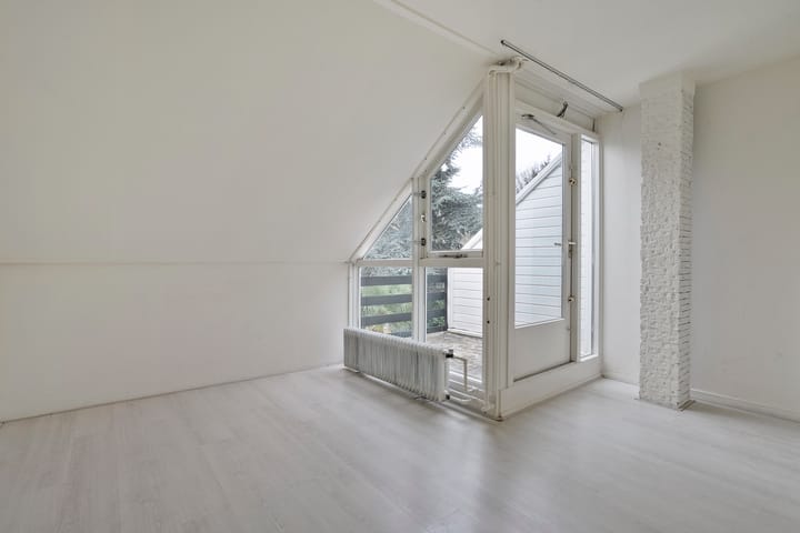 Eye-catching terraced house with private parking and deep backyard — 58