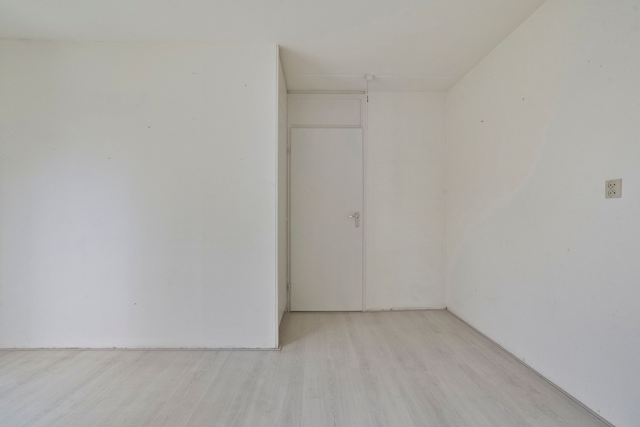 Eye-catching terraced house with private parking and deep backyard — 57
