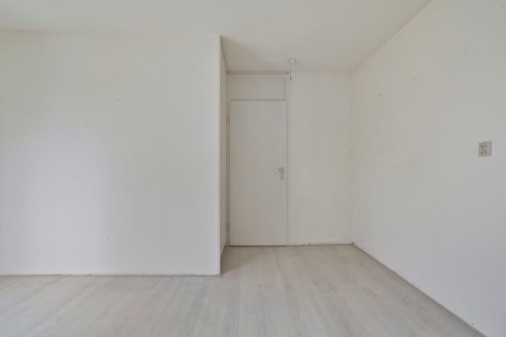 Eye-catching terraced house with private parking and deep backyard — 60