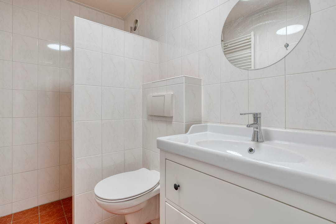 Eye-catching terraced house with private parking and deep backyard — 61