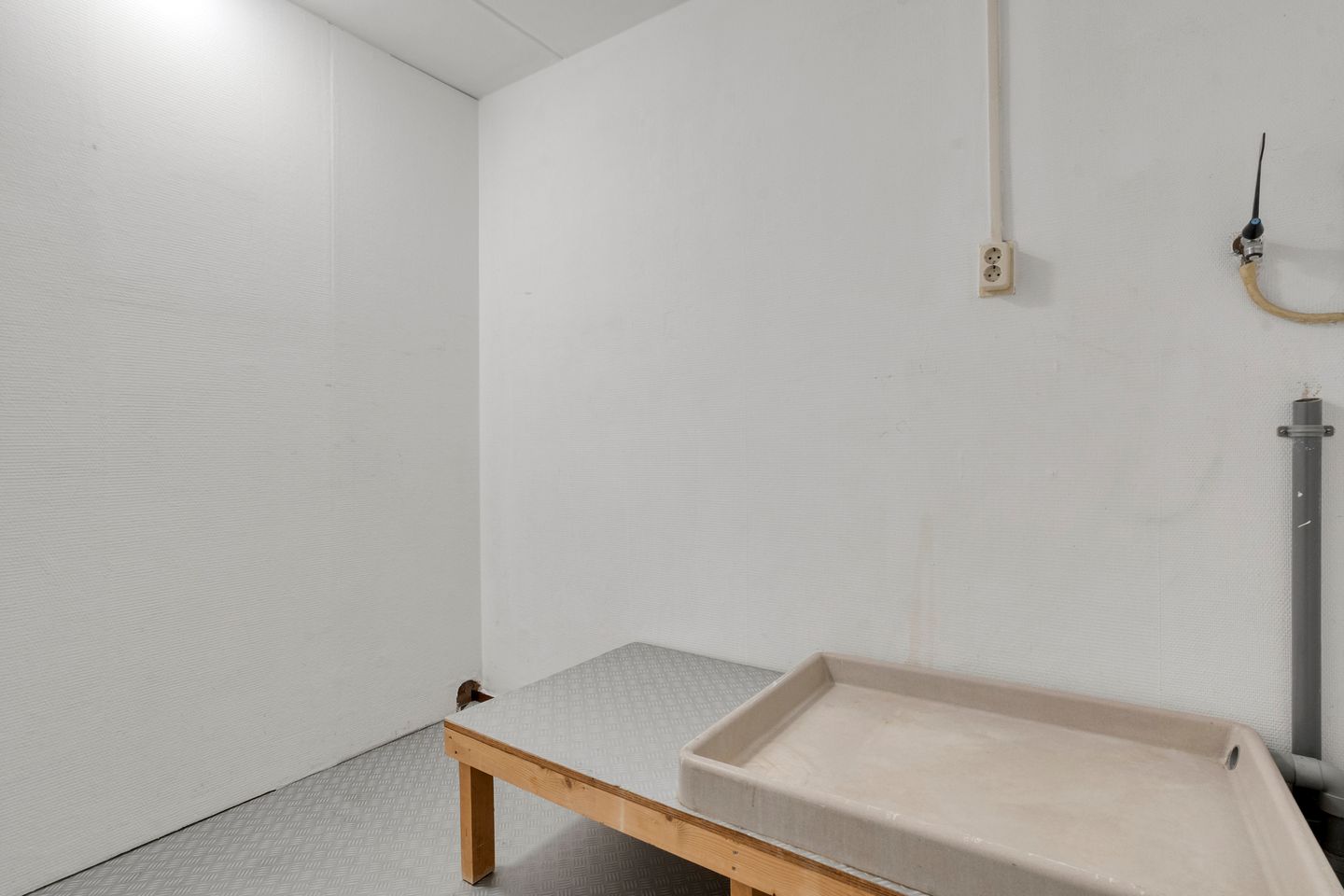 Eye-catching terraced house with private parking and deep backyard — 65