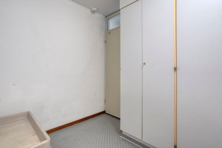 Eye-catching terraced house with private parking and deep backyard — 70
