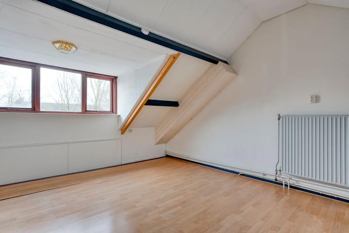 Eye-catching terraced house with private parking and deep backyard — 74