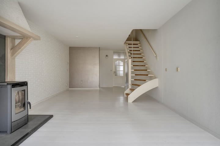 Eye-catching terraced house with private parking and deep backyard — 32
