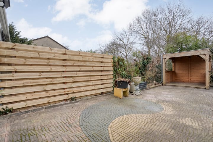 Eye-catching terraced house with private parking and deep backyard — 80