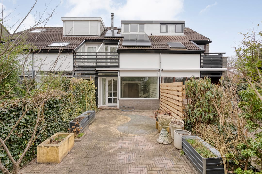 Eye-catching terraced house with private parking and deep backyard — 83