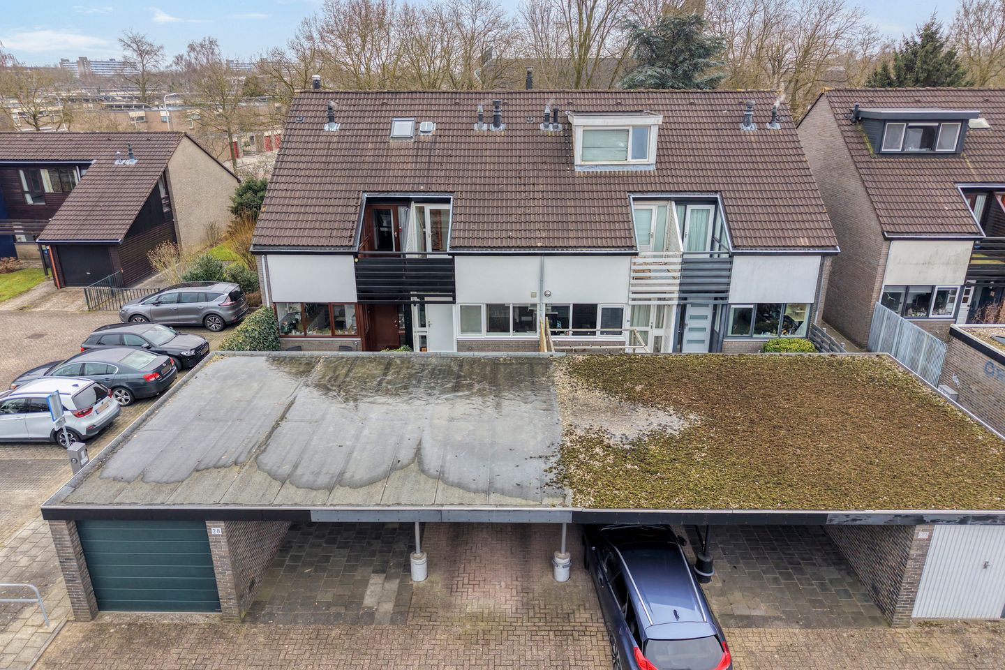 Eye-catching terraced house with private parking and deep backyard — 85