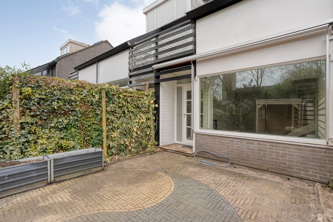 Eye-catching terraced house with private parking and deep backyard — 79