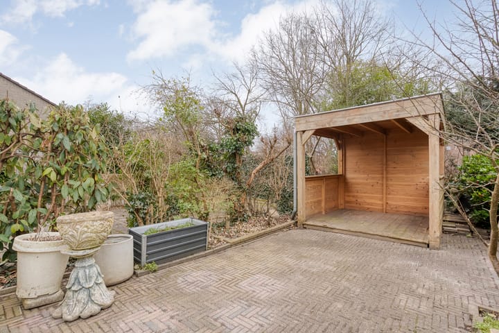 Eye-catching terraced house with private parking and deep backyard — 84