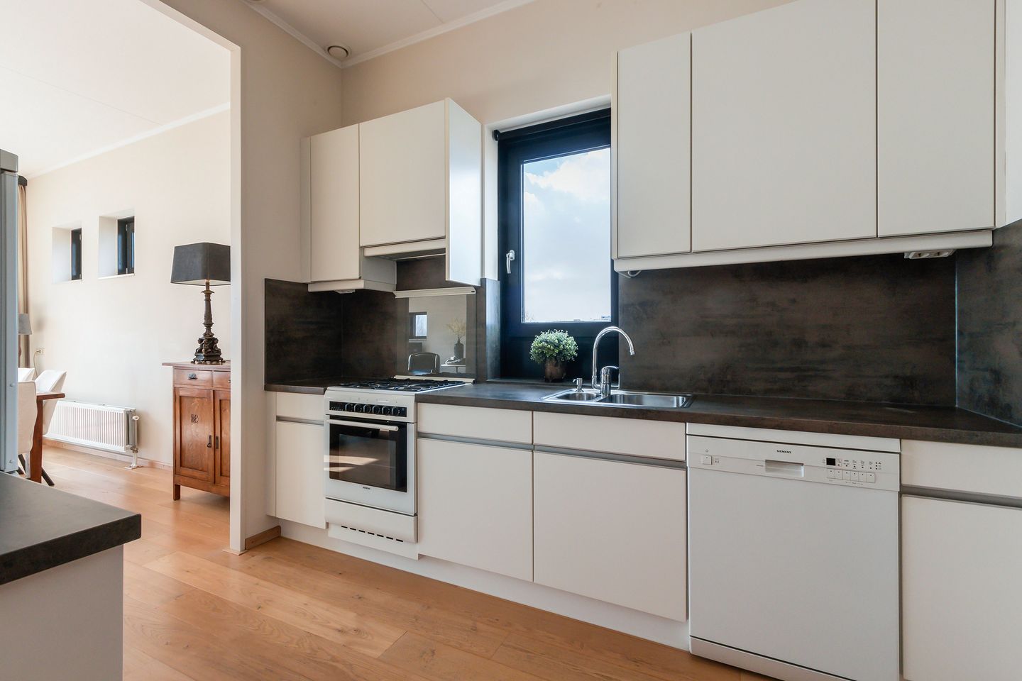 Photo 4 of Leeuwstraat 348