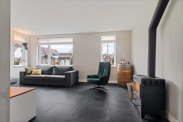 Spacious family home with open kitchen and double driveway in Buurse — 12