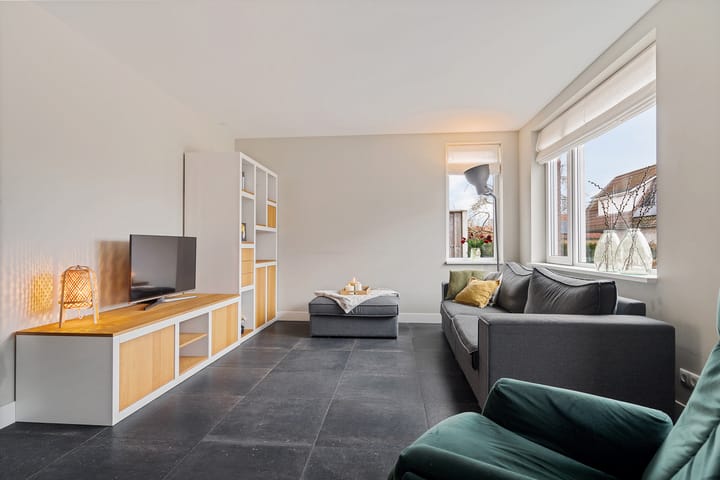 Spacious family home with open kitchen and double driveway in Buurse — 13