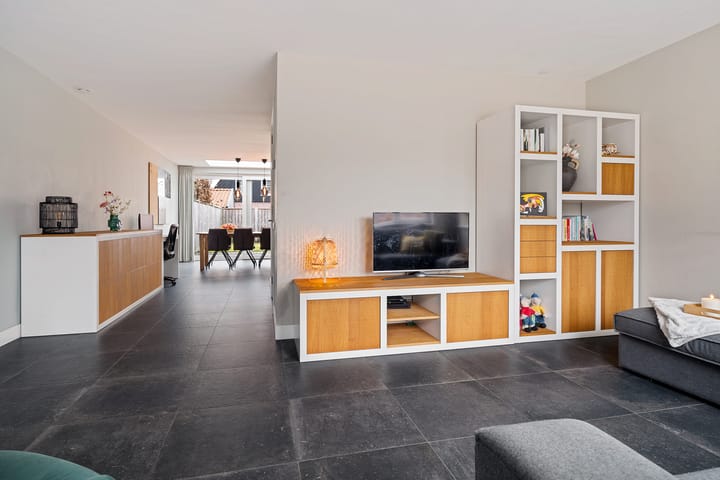 Spacious family home with open kitchen and double driveway in Buurse — 16