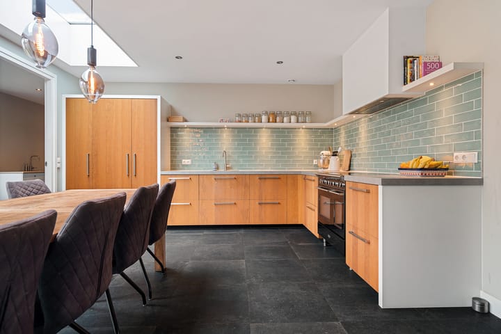 Spacious family home with open kitchen and double driveway in Buurse — 21