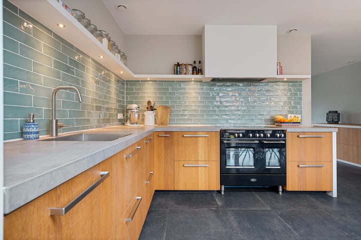 Spacious family home with open kitchen and double driveway in Buurse — 24