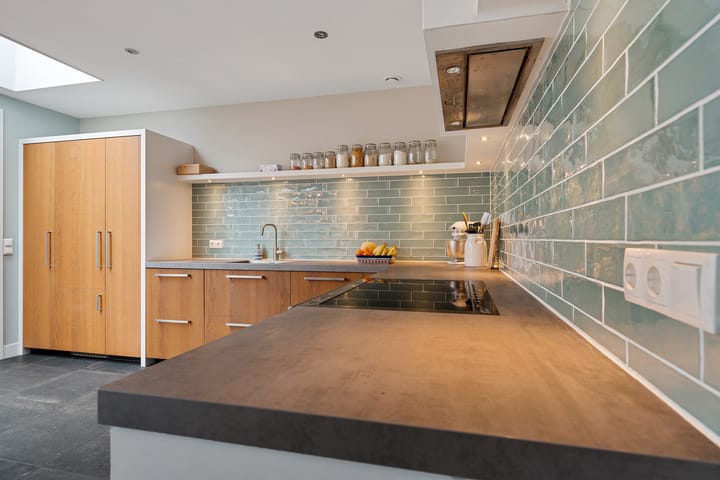 Spacious family home with open kitchen and double driveway in Buurse — 25