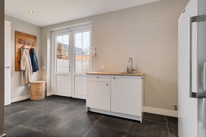 Spacious family home with open kitchen and double driveway in Buurse — 31