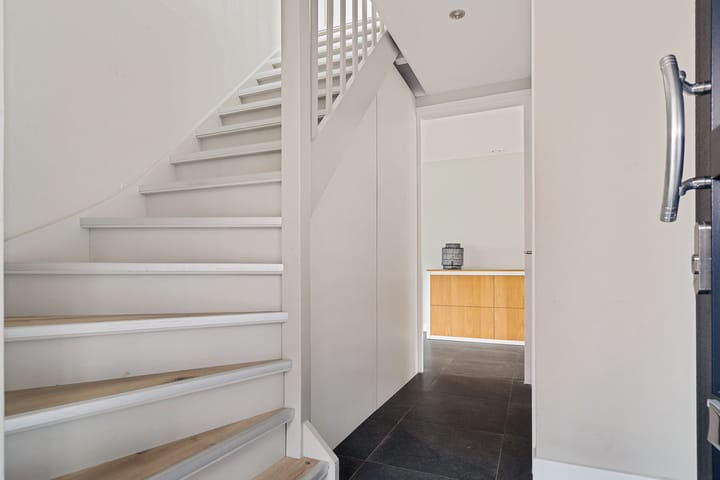 Spacious family home with open kitchen and double driveway in Buurse — 33