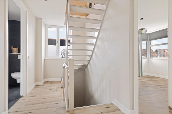 Spacious family home with open kitchen and double driveway in Buurse — 43