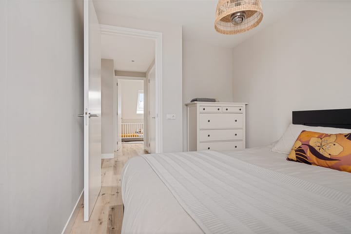 Spacious family home with open kitchen and double driveway in Buurse — 65