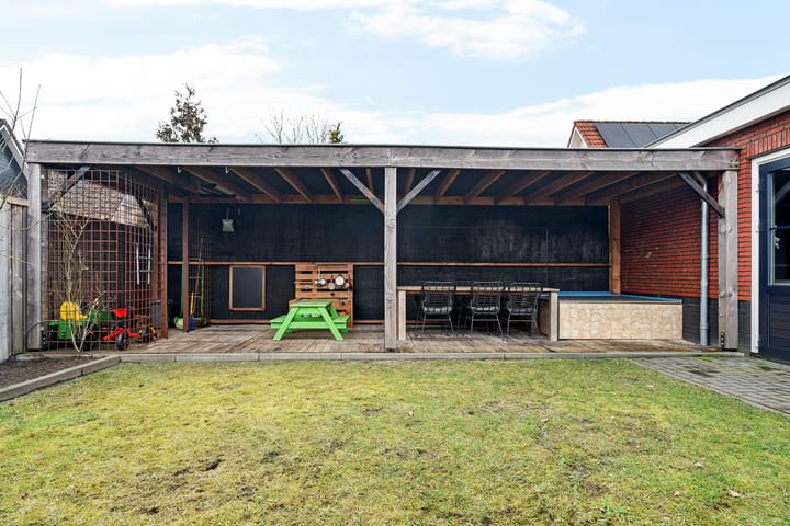 Spacious family home with open kitchen and double driveway in Buurse — 73