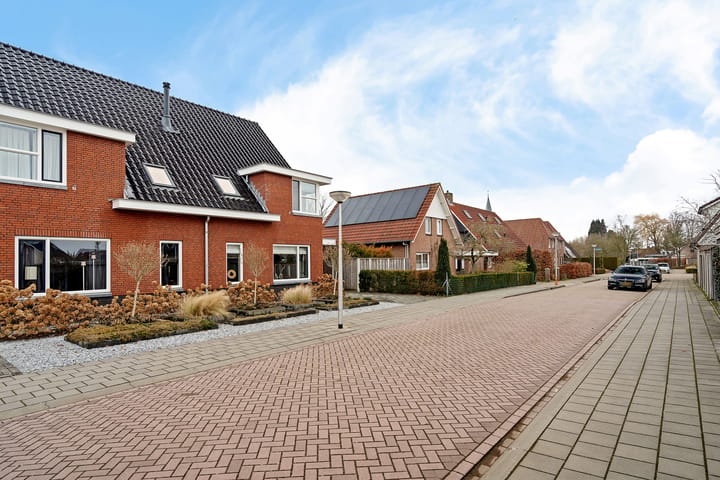 Spacious family home with open kitchen and double driveway in Buurse — 79
