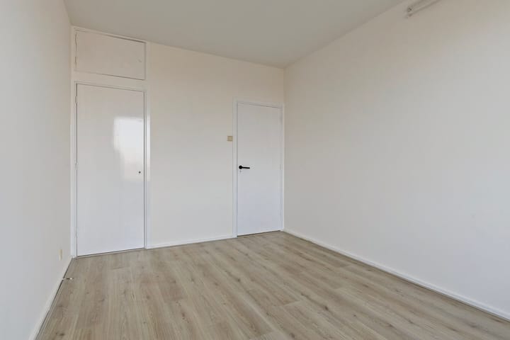 Bright 8th floor apartment with panoramic views in Amsterdam — 23