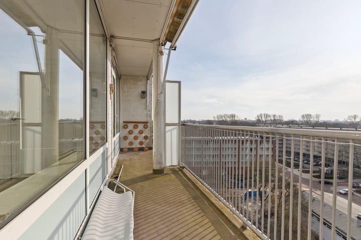 Bright 8th floor apartment with panoramic views in Amsterdam — 56