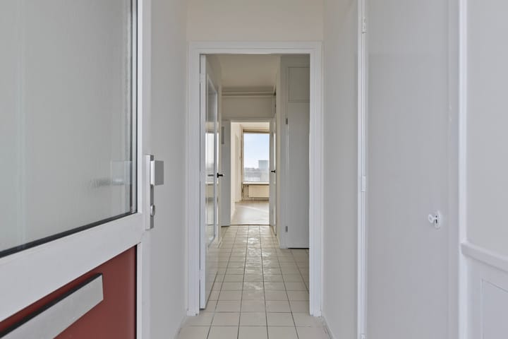 Bright 8th floor apartment with panoramic views in Amsterdam — 60