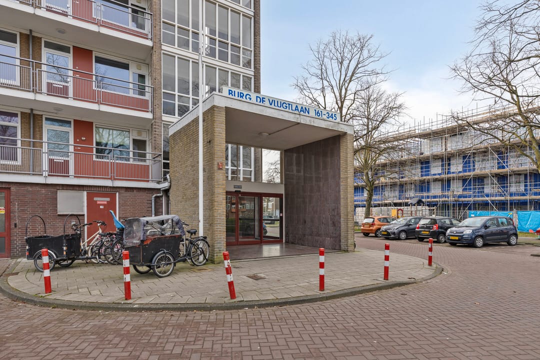 Bright 8th floor apartment with panoramic views in Amsterdam — 63