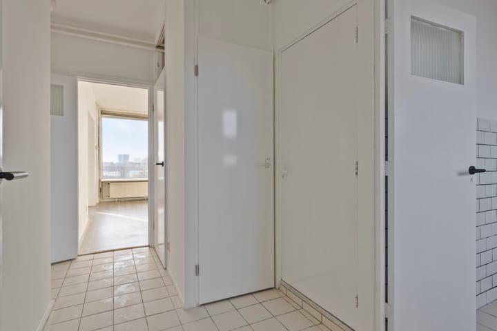 Bright 8th floor apartment with panoramic views in Amsterdam — 19
