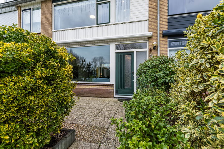 Spacious Family Home with Free View and Sunny Garden in Bodegraven — 13