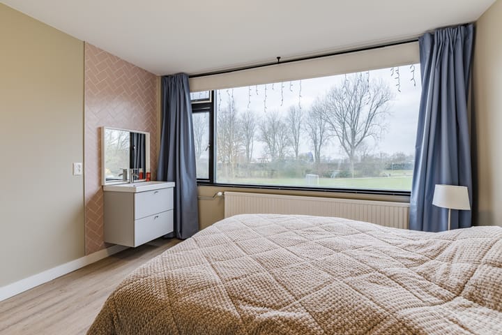 Spacious Family Home with Free View and Sunny Garden in Bodegraven — 45