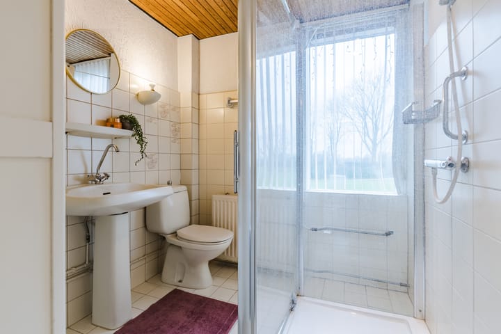 Spacious Family Home with Free View and Sunny Garden in Bodegraven — 49