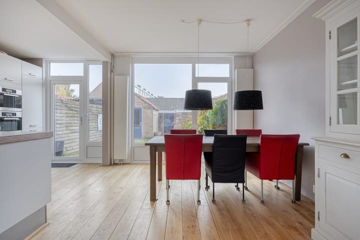 Spacious family home with 5 bedrooms in popular Boeimeer neighborhood — 27